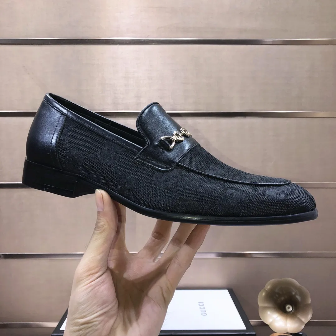 Factory batch 500💰Italy’s top luxury men’s shoe giant (GUCCI) (Gucci) (full cowhide lining) new arrival🍃Original European style🔰 Pleasant to the eye😍In order to make the shoes more durable and non-deformable🌀The production continues to follow traditional methods but there is still no lack of innovation💪The original sheepskin is selected for the leather♻️Smooth, natural and extra bright⭐Made of imported cowhide The rich man’s first choice 38-45 (45 customized)